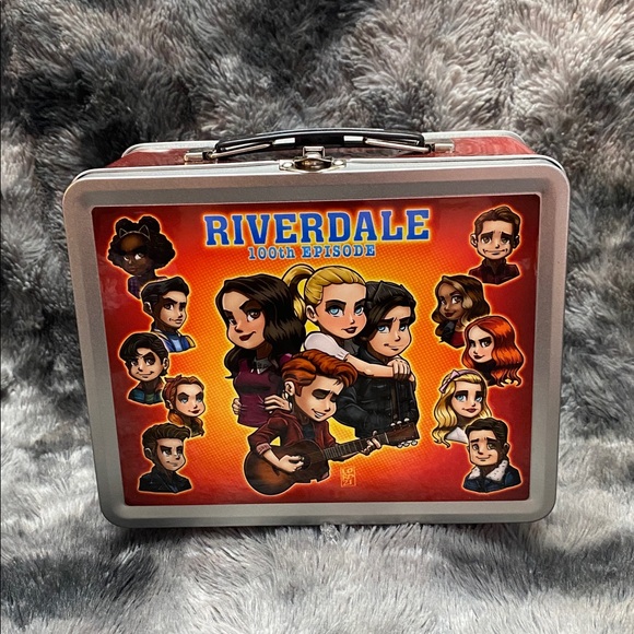 RARE Riverdale 100th Episode Cast
Crew Gift Lunch Box Lord Mesa art
Lunchbox - Picture 2 of 16